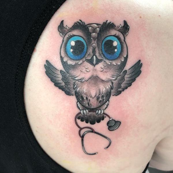 Tatuaggio sulla spalla di gufo infermiere di @tallsarahtattoos