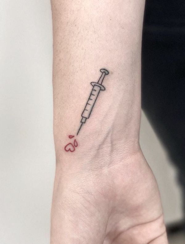 Tatuaggio con siringa e cuore di @s4r4_tattoo