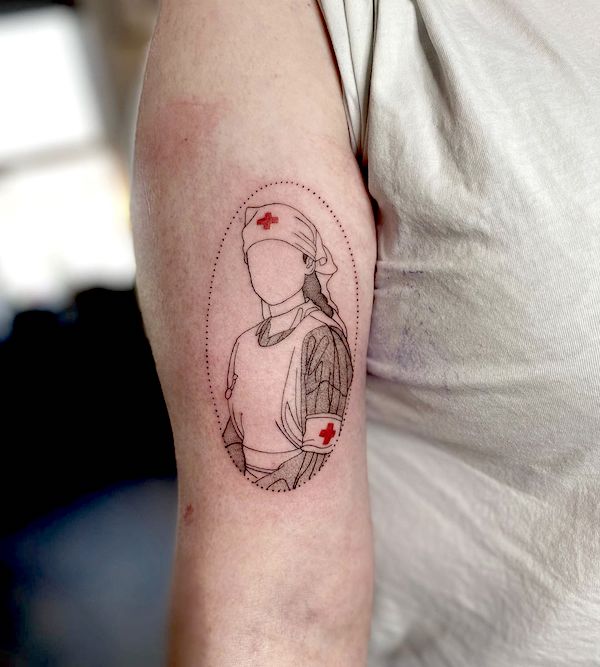 Tatuaggio minimalista nero e rosso per infermiere da @neilcampbellart
