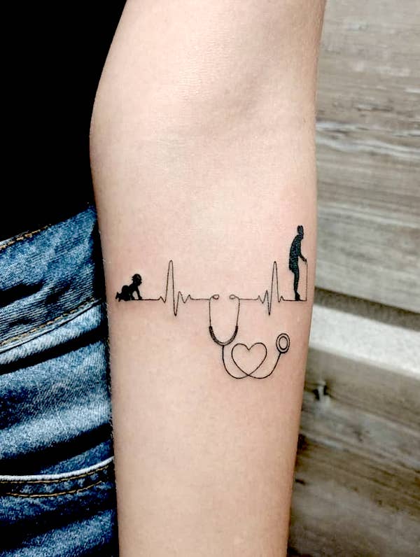 Stetoscopio e elettrocardiogramma tatuato da @jhonatan_lennon_tattoo