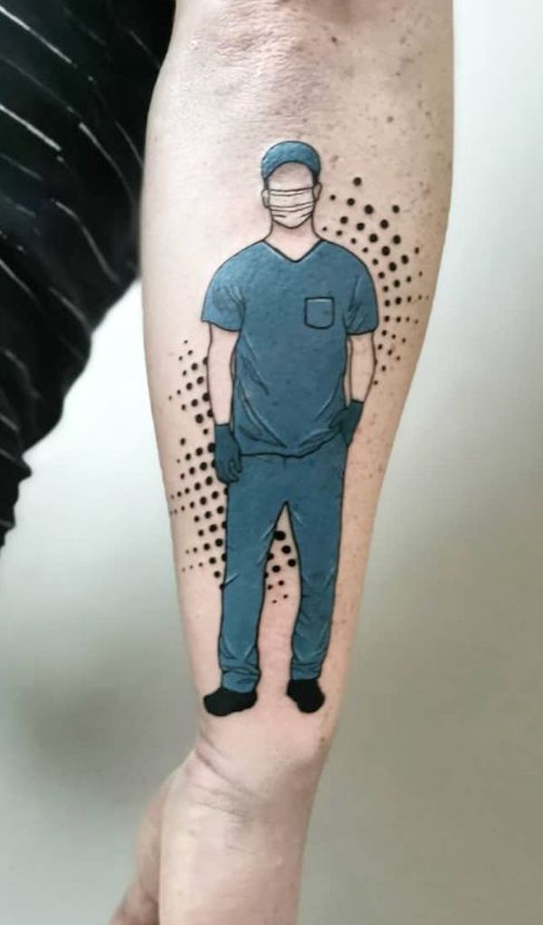 Tatuaggio di figura di infermiera sull'avambraccio di @bambi_tattoo