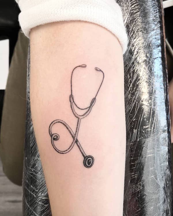 Tatuaggio Stetoscopio di @estigmatattoocoruna