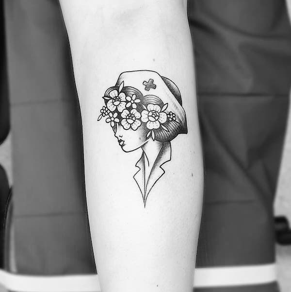 Tatuaggio nero e grigio di @tattoosbyina