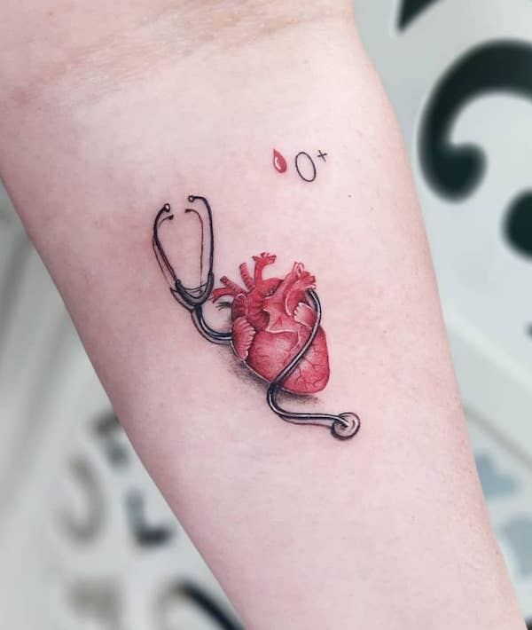 Tatuaggio con stetoscopio e cuore di @zfelixtattoo