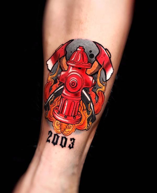 Tatuaggio con tubo flessibile per vigili del fuoco di @romanmachata_art