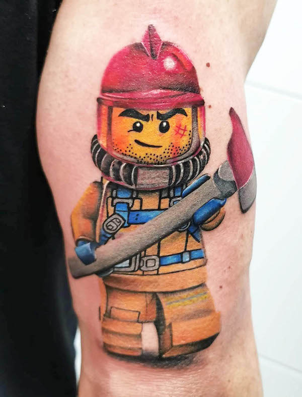 Tatuaggio Lego dei pompieri di @black_cherry_tattoo
