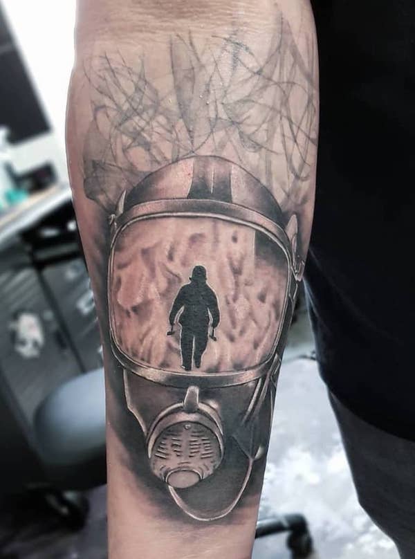 Tatuaggio realistico di casco da @julian.ink_tattooartist