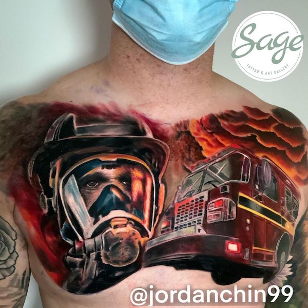 Tatuaggio sul petto di vigili del fuoco e camion dei pompieri di @sagetattoogallery