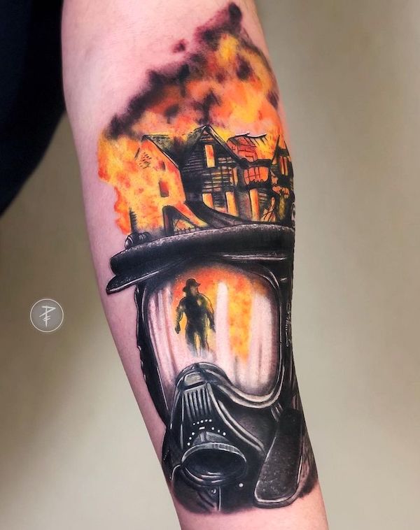 tatuaggio realismo casco da fuoco di @didis.artwork