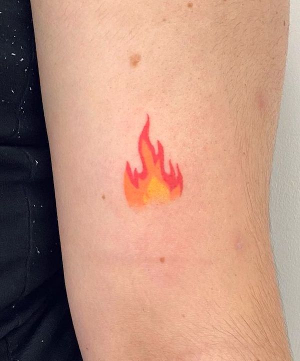 Piccolo tatuaggio di fuoco di @densha_tattoo