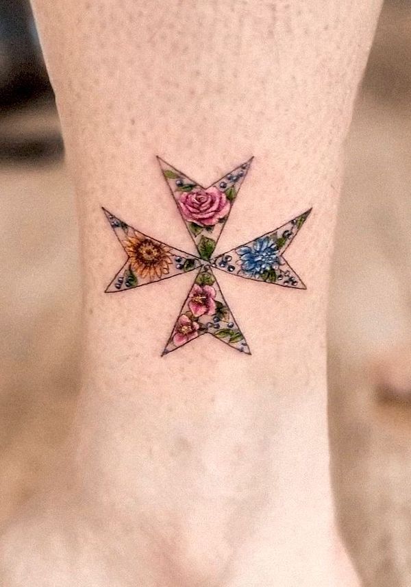 Tatuaggio femminile con croce di Maltosio floreale di @yleniaattard