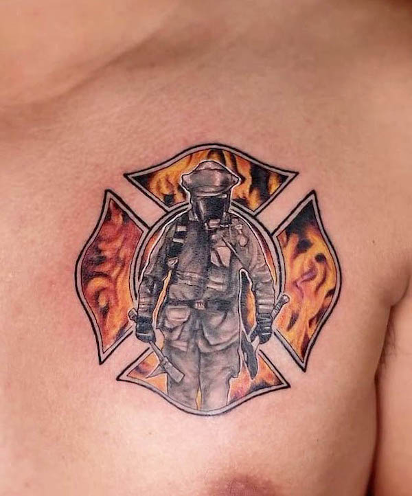 Tatuaggio del petto con croce di maltosio per i vigili del fuoco di @kromatattooph