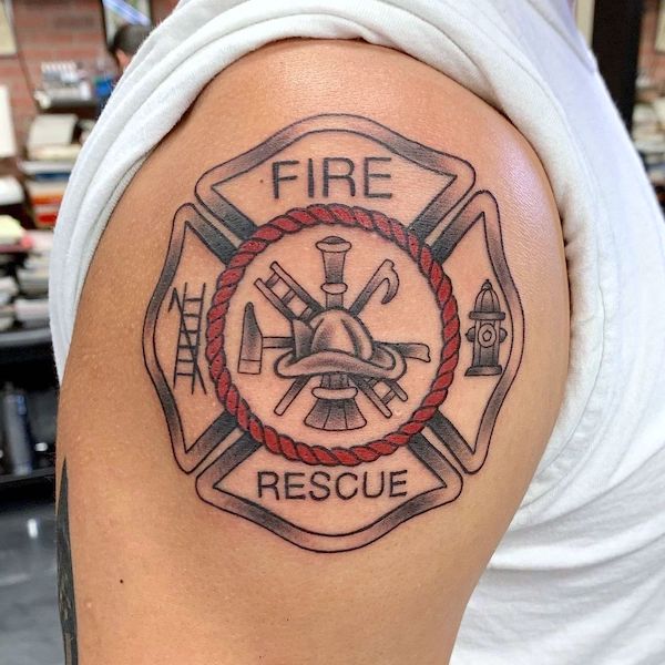 Tatuaggio a due colori con croce di maltosio sulla manica di @plainoldcraig