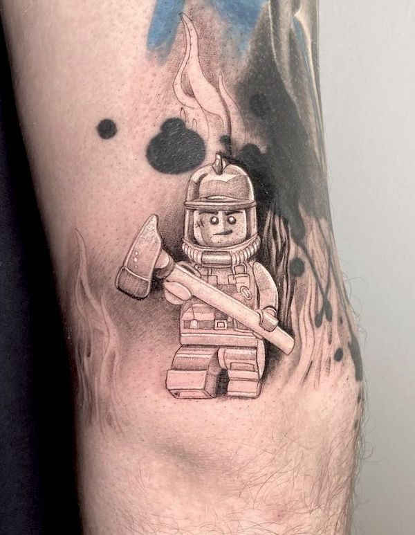 Tatuaggio Lego pompiere nero e grigio di @carolinpehr_tattoo