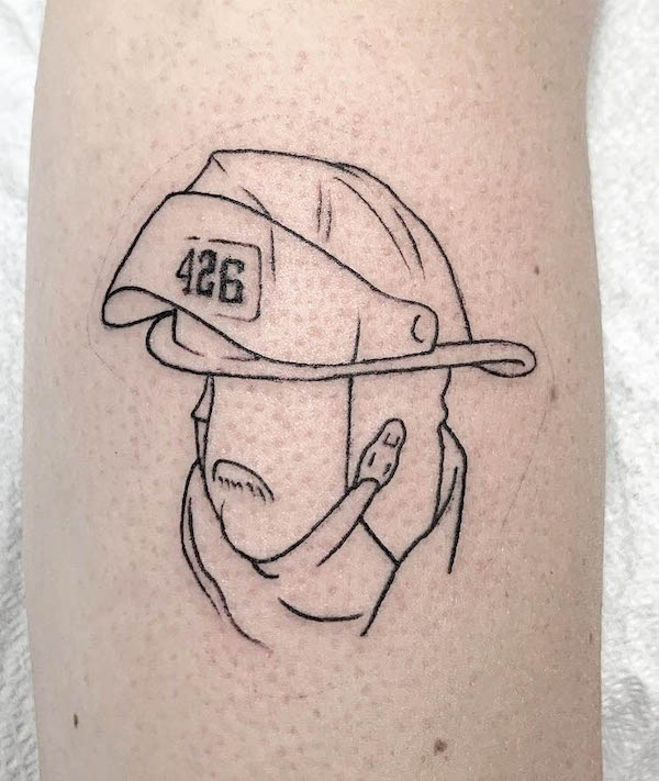 Tatuaggio minimalista con contorno di vigili del fuoco di @jayleblanctattoo