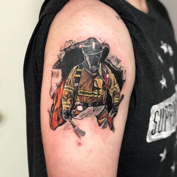 Tatuaggio sulla manica dei vigili del fuoco di @boernetattooco