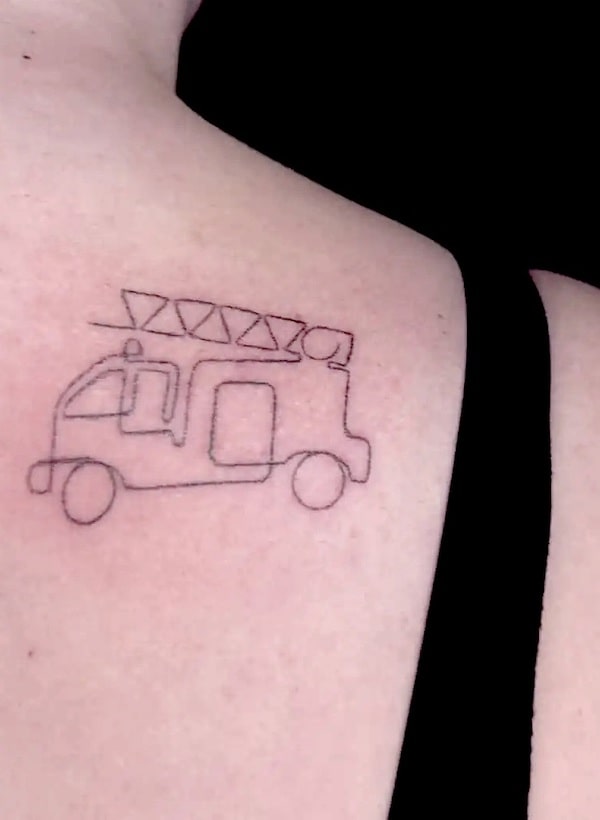 Tatuaggio con sagoma di camion dei pompieri di @thewitchandthesun