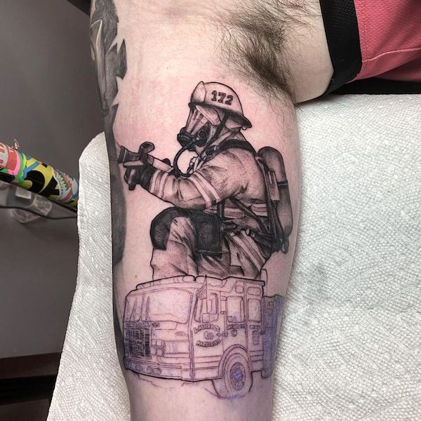 Vivido tatuaggio di vigili del fuoco di @rcnj_tattoos