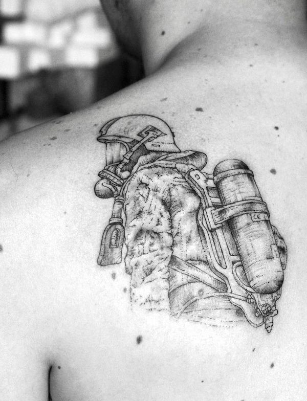 Tatuaggio sulla schiena dei vigili del fuoco in stile schizzo di @landercardon