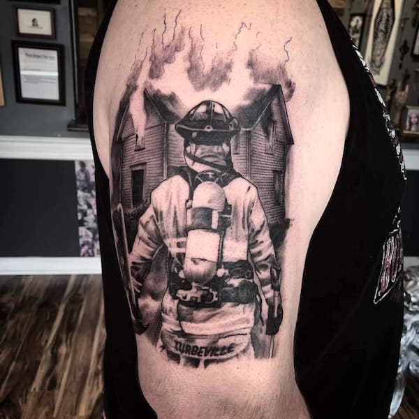 Tatuaggio realismo pompieri di @studio617