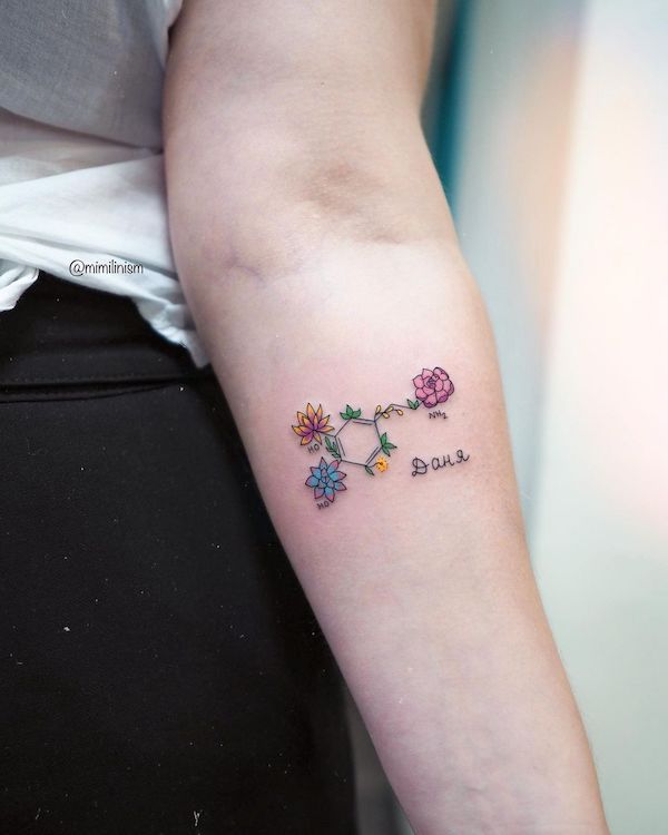 Bellissimo tatuaggio floreale sulla chimica di @mimilinism