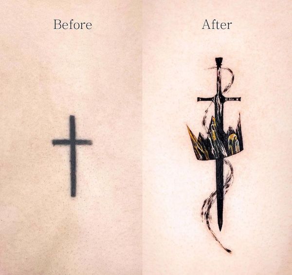 Tatuaggio di copertura con croce di @tattooist_zela