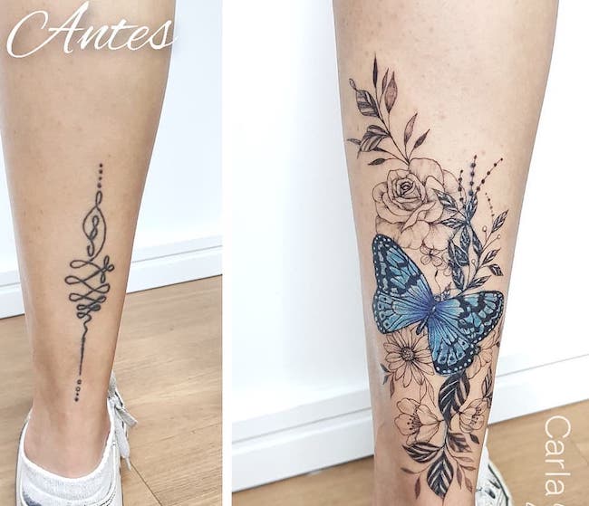 Intricato tatuaggio floreale a forma di farfalla di @carlagalvaotattoo