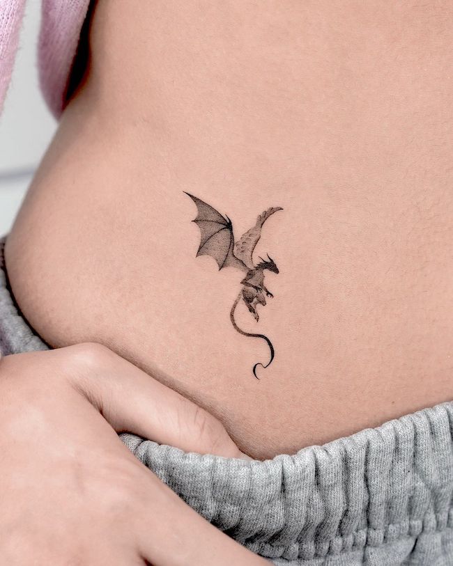 Piccolo drago tatuato da @choiyun_tattoo