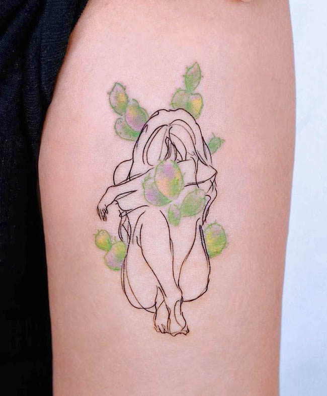 Tatuaggio ragazza cactus sulla forza da @pauline.tattoo