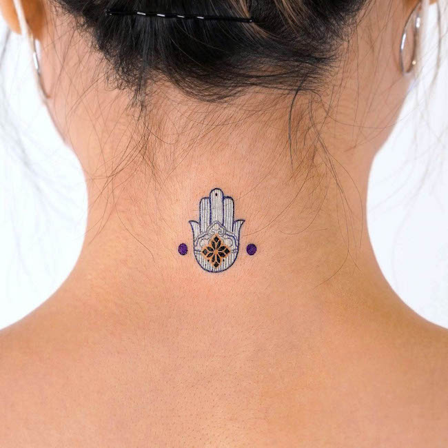 Tatuaggio Hamsa strength di @tattooist_eq