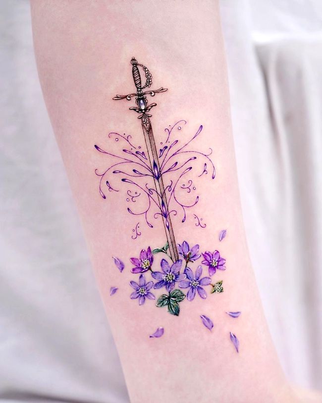 Tatuaggio con spada da cavaliere sulla forza da @tattooist_solar