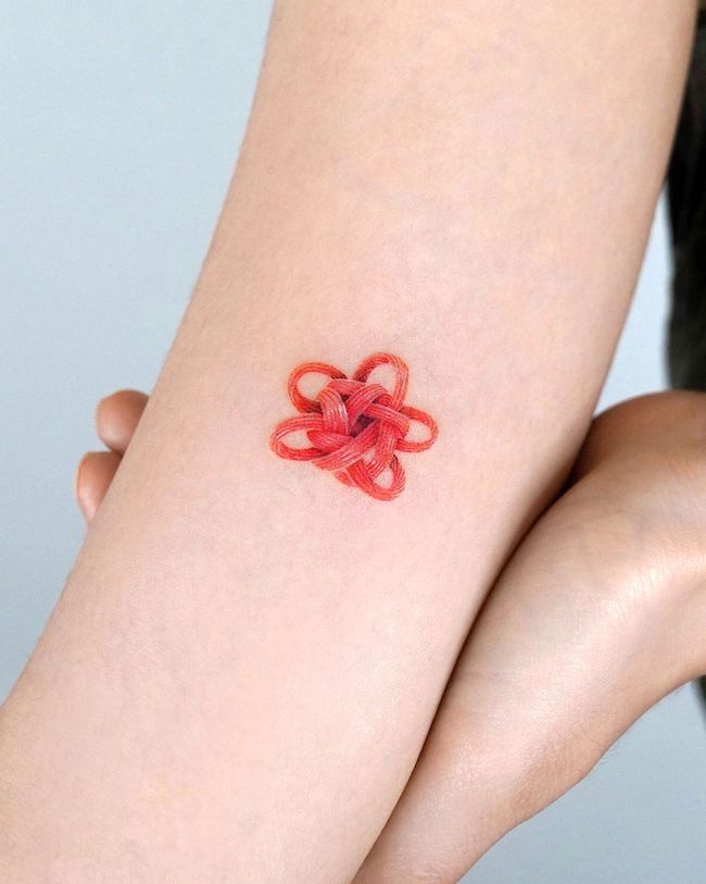 Un nodo legato tatuato da @tattooist_eq