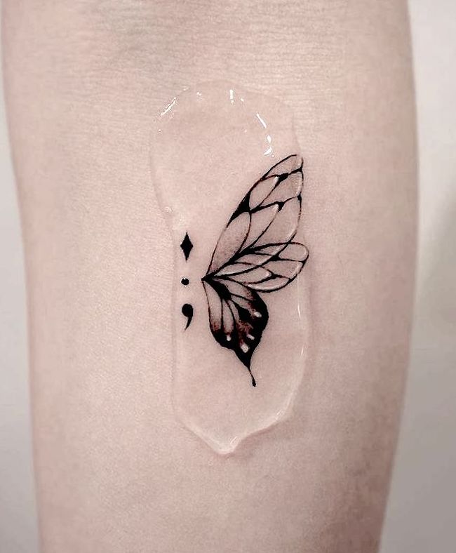 Tatuaggio farfalla punto e virgola da @kissa.tattoo