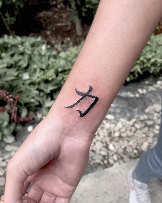 Simbolo di forza cinese tatuato sul polso da @emanuel_henriquez