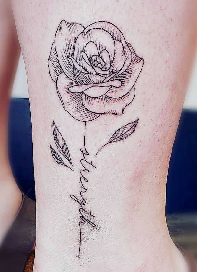 Tatuaggio di una rosa con la parola forza da @luc1dl1ndz