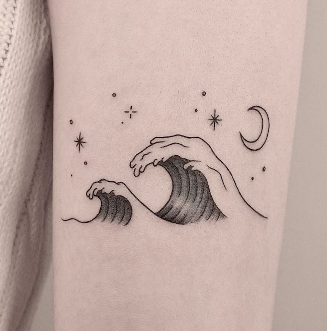 Tatuaggio a onda sulla forza di @tattooer_jina