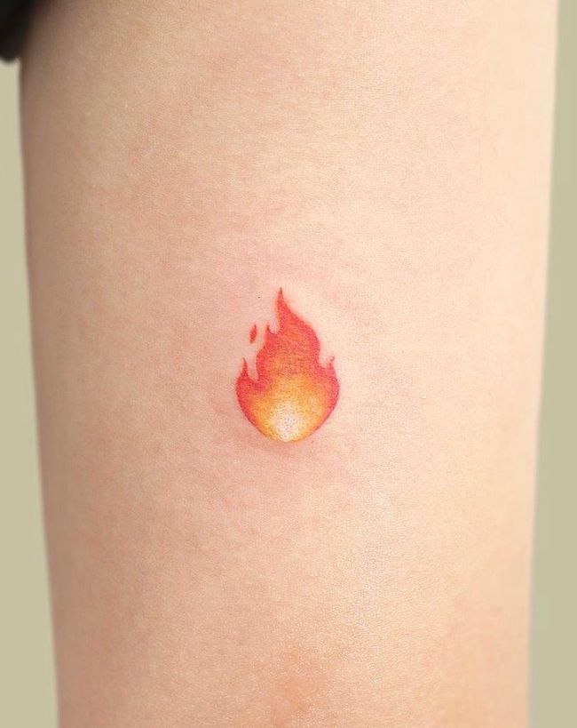 Tatuaggio di fuoco che si accende da @tattoo.pencil