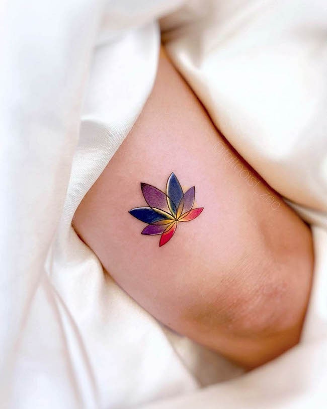Tatuaggio Lotus sulla forza e la resilienza di @tattooist_zec