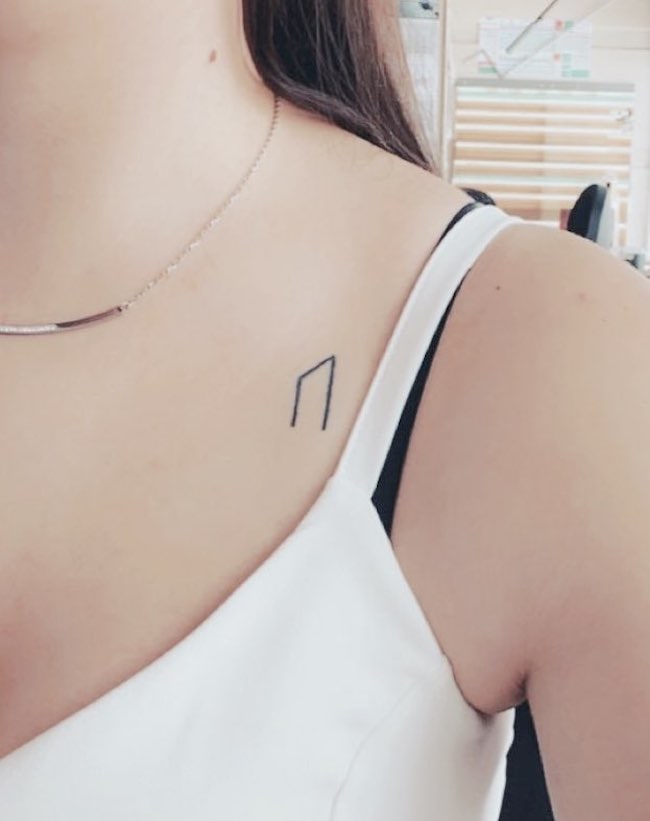 Tatuaggio con simbolo Uruz di @huisvrouwzonderman