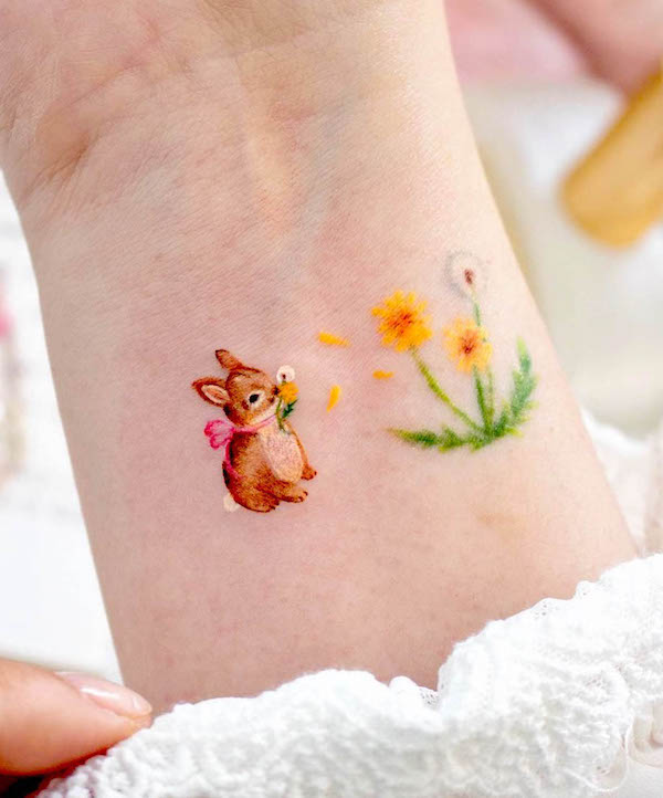 Piccolo tatuaggio da polso femminile da @ovenlee.tattoo