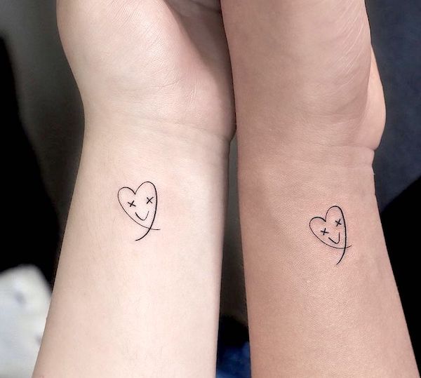 Tatuaggi di cuori piccoli e carini sul polso di @yoyo__tattoo