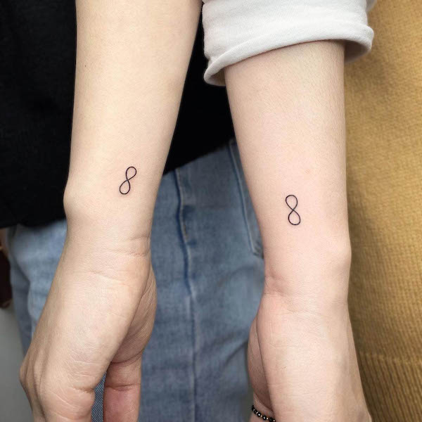Tatuaggi da polso infiniti abbinati di @bora_tattooer