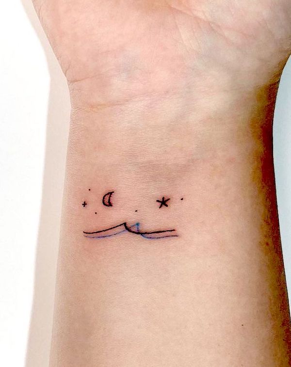 Tatuaggio da polso con onda semplice e astratta di @playground_tat2