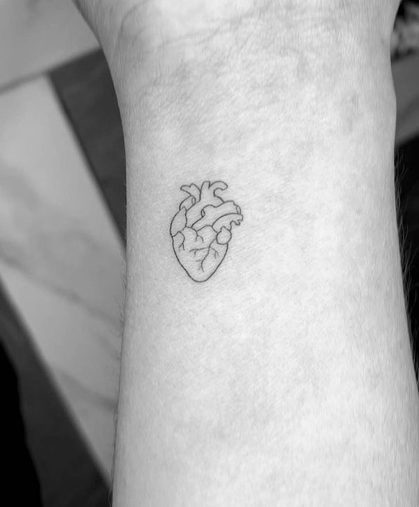 Un piccolo cuore tatuato sul polso da @damkstudio