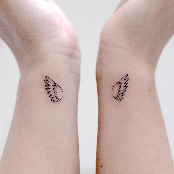 Tatuaggi sul polso con ali d'angelo di @halona.ink_