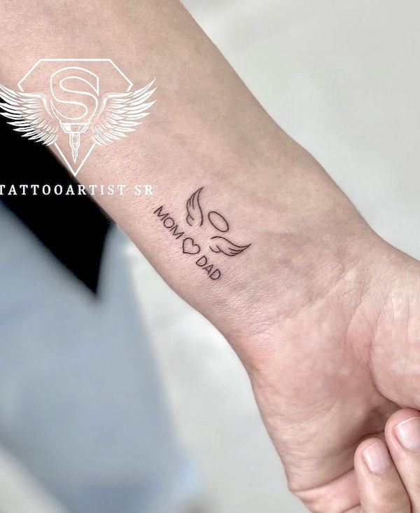 Tatuaggio commemorativo con ali di angelo sul polso di @tattooartist_sr