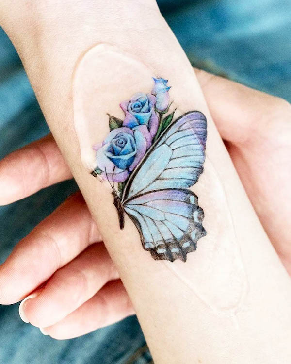 Bellissimo tatuaggio del polso a forma di farfalla di @tattooist_color.b