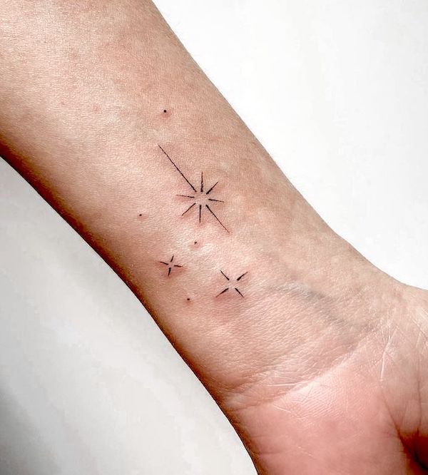 Discreto tatuaggio di stelle sul polso di @nomalexx_tattoo