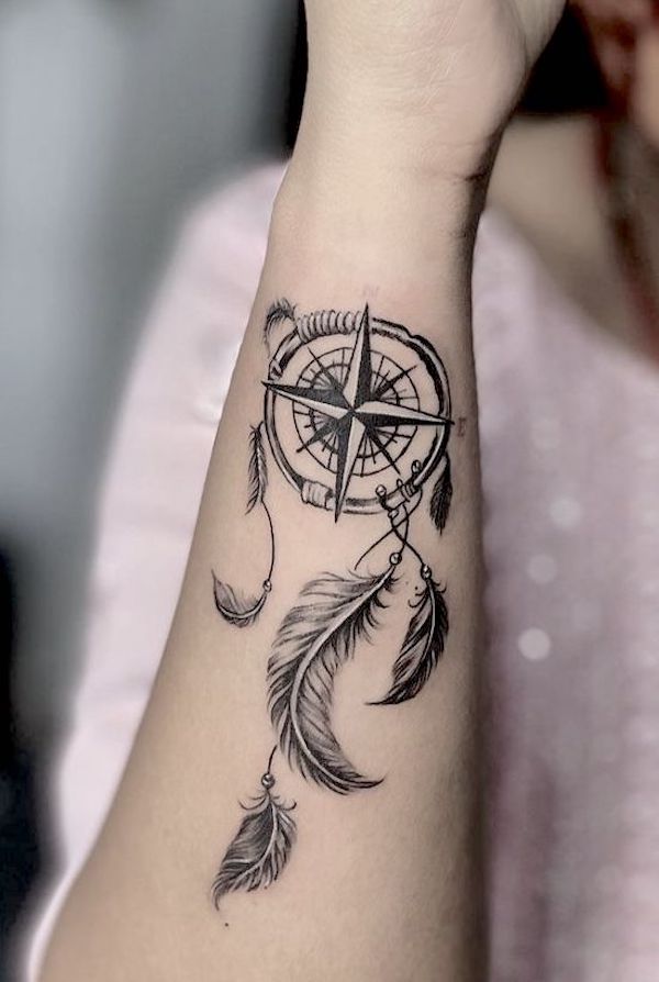 Tatuaggio del polso laterale Dream Catcher di @elysiantattooz