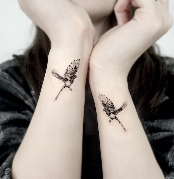 Tatuaggi abbinati di colibrì sui polsi di @tatuatore_manda